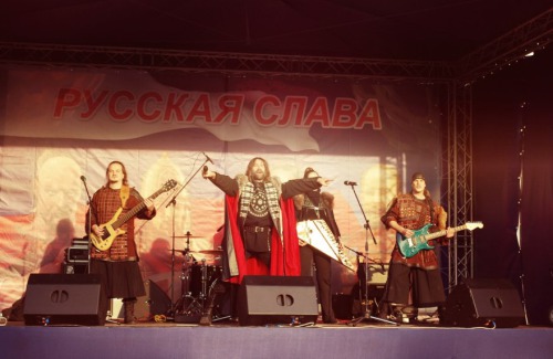Рок-группа "Иван - Царевич" и её лидер Валерий Наумов во время праздника открытия памятника.