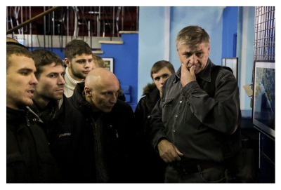 Александр Гончаров с посетителями своей фотовыставки.