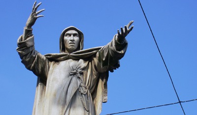 Скульптура Савонаролы в Ферраре.
