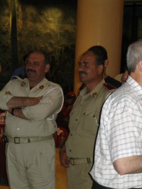 Представители сирийской армии и служб безопасности во время визита российской делегации в одном из храмов Дамаска.