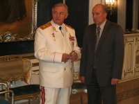 Герой Советского Союза, генерал Армии Валентин Варенников (слева) был в составе официальной российской делегации.