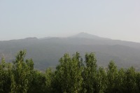 На выезде из Катаньи - всегда немного дымящаяся Этна вдали.