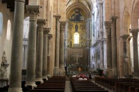Сицилийские архитекторы удачно использовали солнце, которое здесь светит практически всегда. Все соборы имеют очень высокие потолки и окна. Свет буквально заливает все помещения соборов.