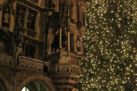 Рождественская ёлка прекрасно вписалась в архитектуру площади.